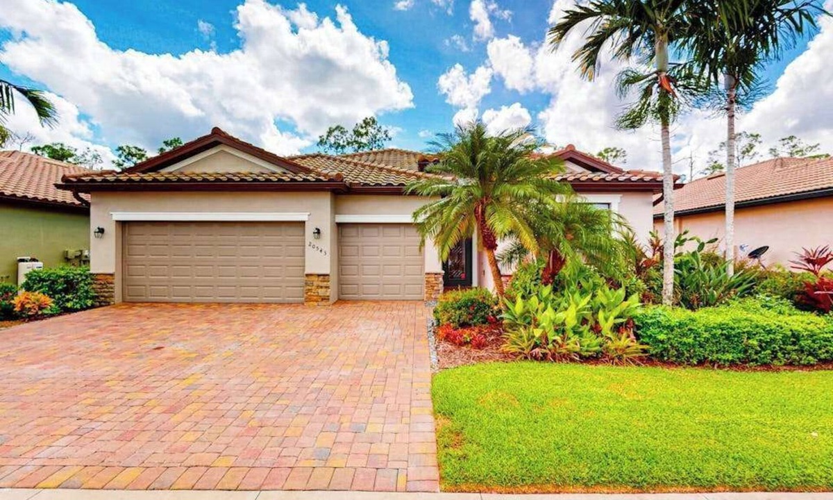 Estero House | Spacious home with enclosed lanai, WiFi, AC, WD, pool, tennis court, & gym