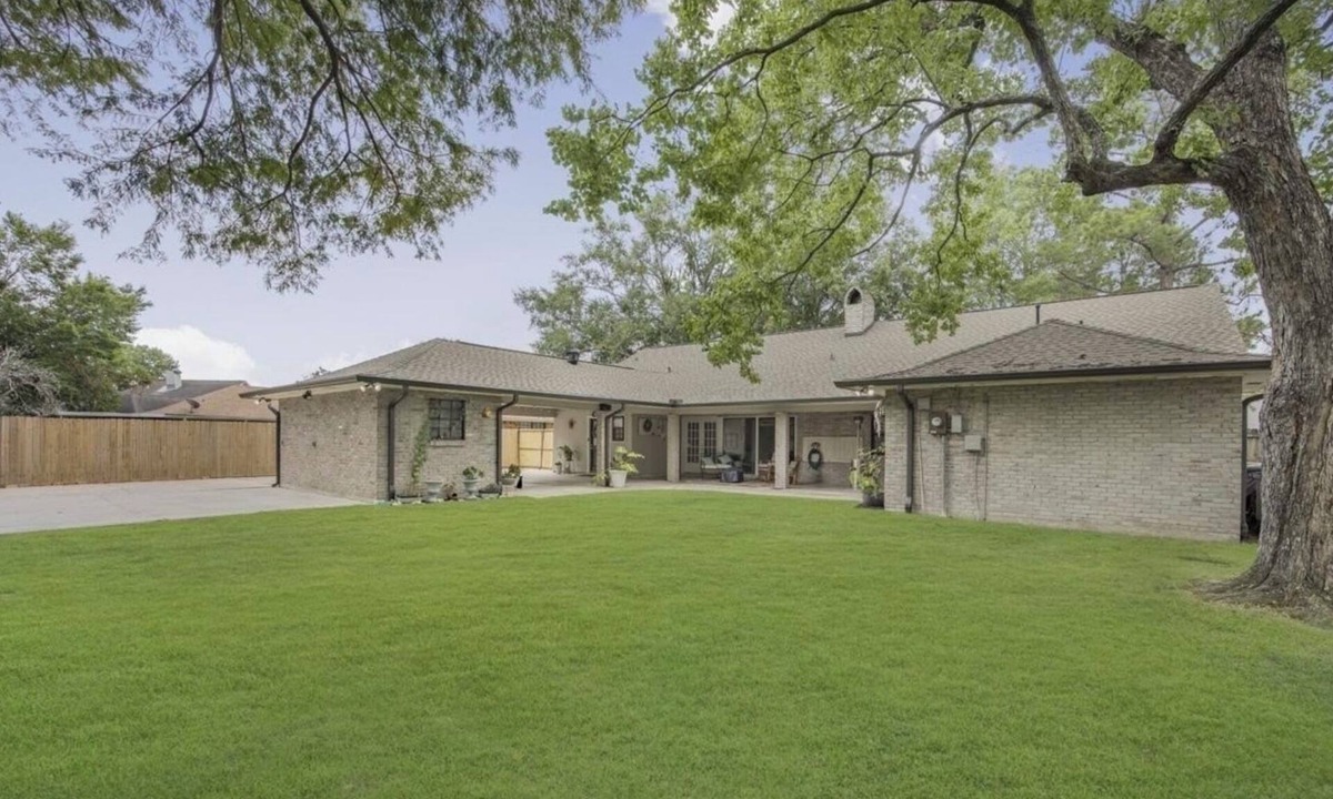 Broadmoor House | SPACIOUS, private 5 bedroom 2 min to I-12, food & shopping 12 MILES TO LSU