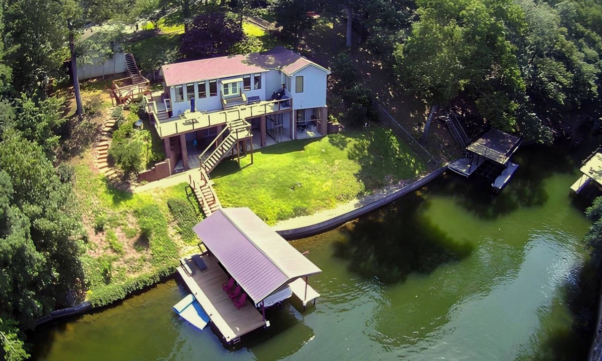 Muscle Shoals House | Spacious Quaint Two Kings Boathouse 8 miles to RTJ