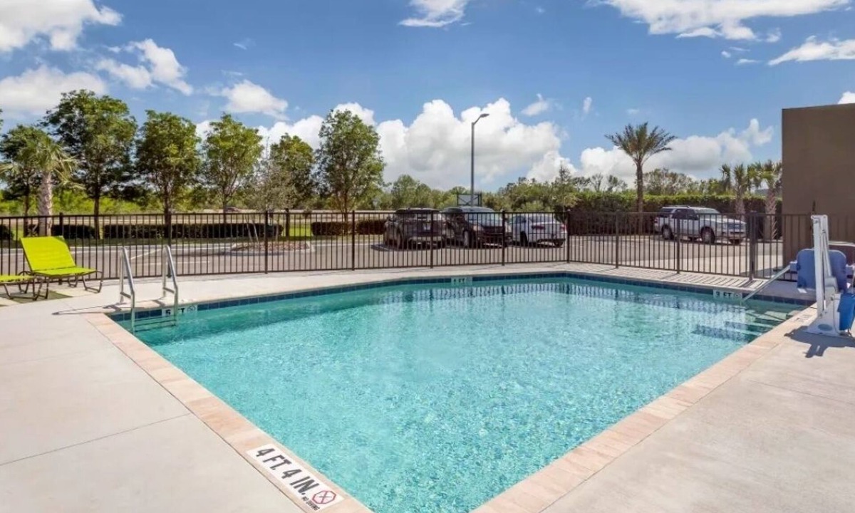 Biggar Hotel | Spacious Suite | Outdoor Pool | Free Parking | Free Breakfast | Pets Welcome