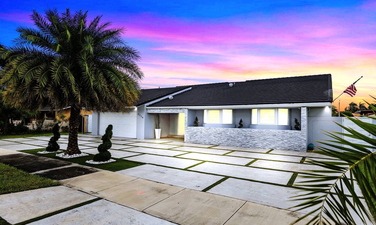 Westchester Villa | Spectacular Miami Oasis/5 Bedrooms/Htd Pool/MiniGolf/Playground/Baby Items