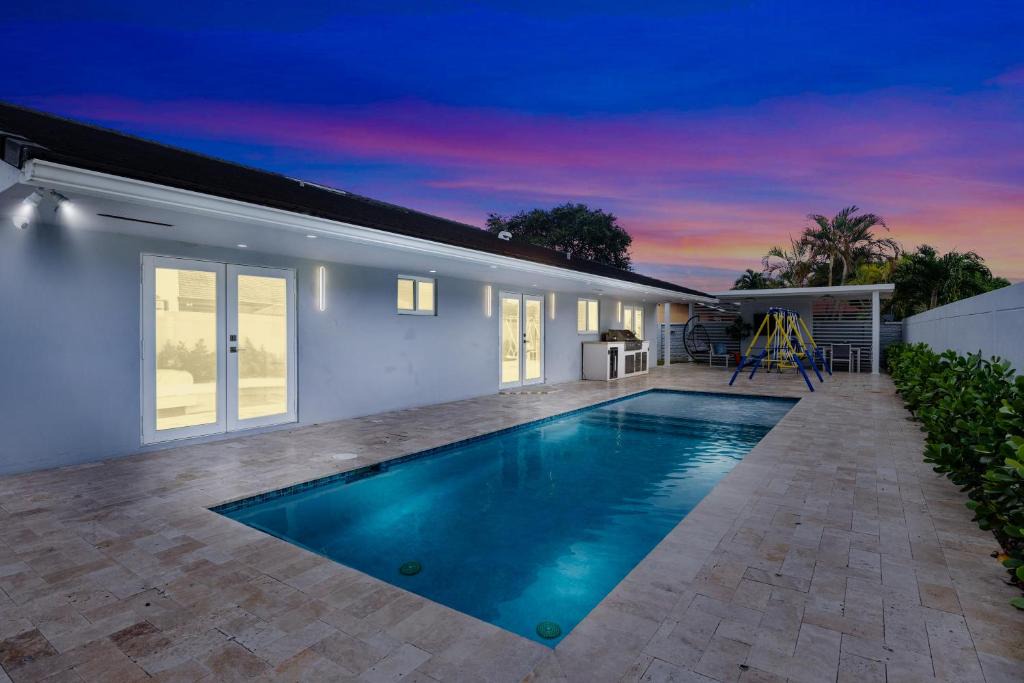 Westchester Villa | Spectacular Miami Resort - Htd Pool,5 Bdrooms ,Mini Golf, Playground, Baby Items, BBQ