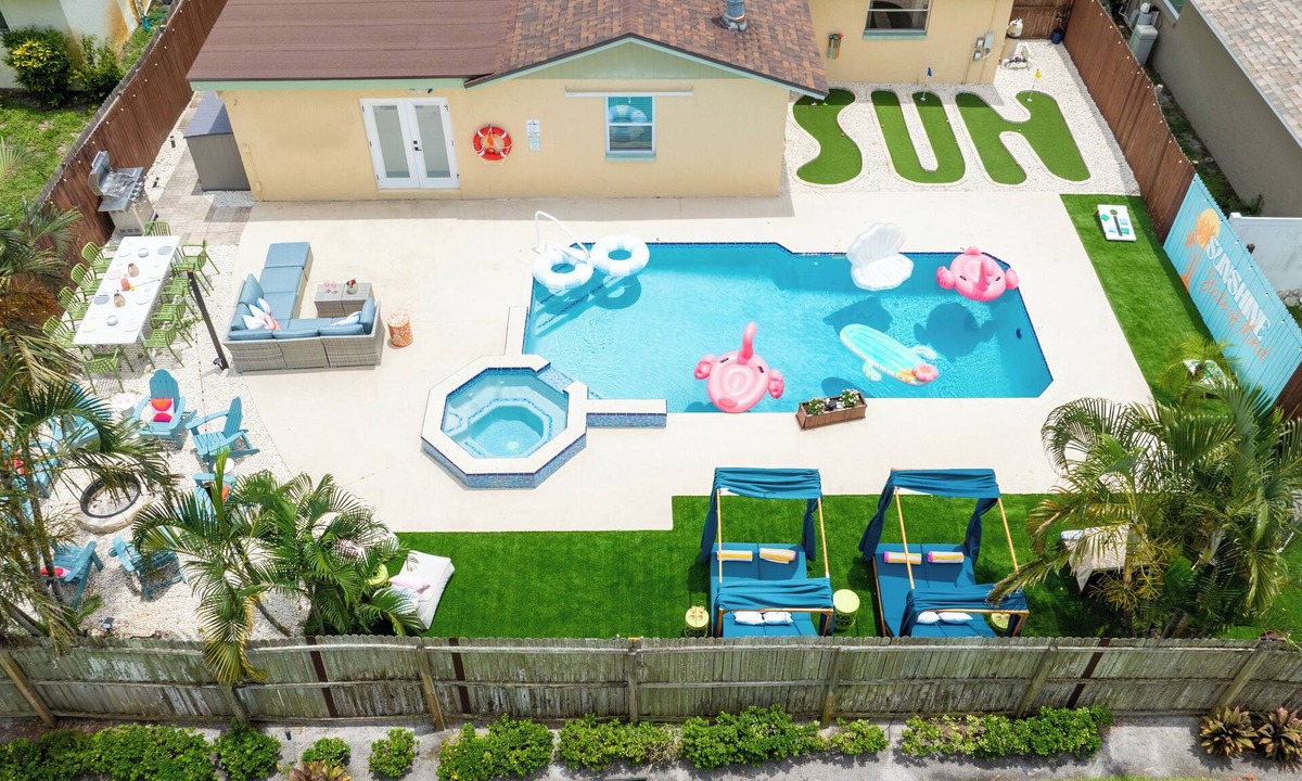 St. Petersburg House | St Pete Sun! Heated Pool+Mini Golf+Games