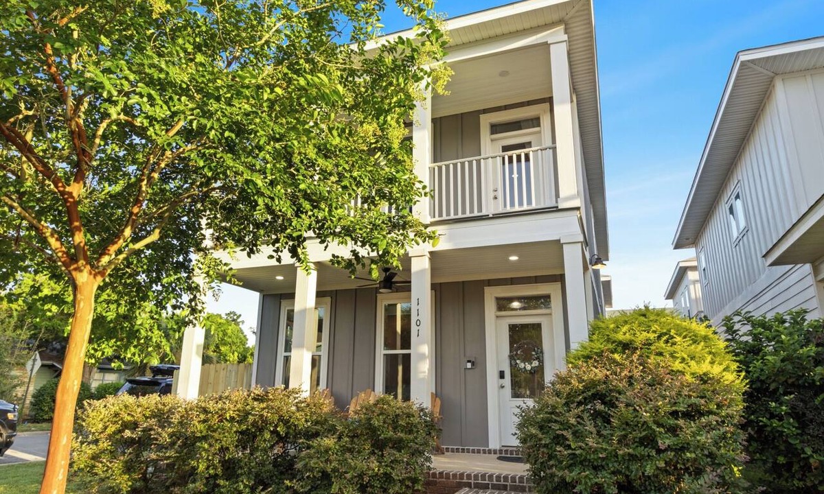 South Pensacola House | Steps from historic Palafox! Bright 2022 Pensacola townhome sleeps 6 (1 King, 2 Queens) with 3 ensuite baths. Features a chef’s kitchen with a double oven, private balcony, fast WiFi, and laundry. Minutes from downtown and beaches!