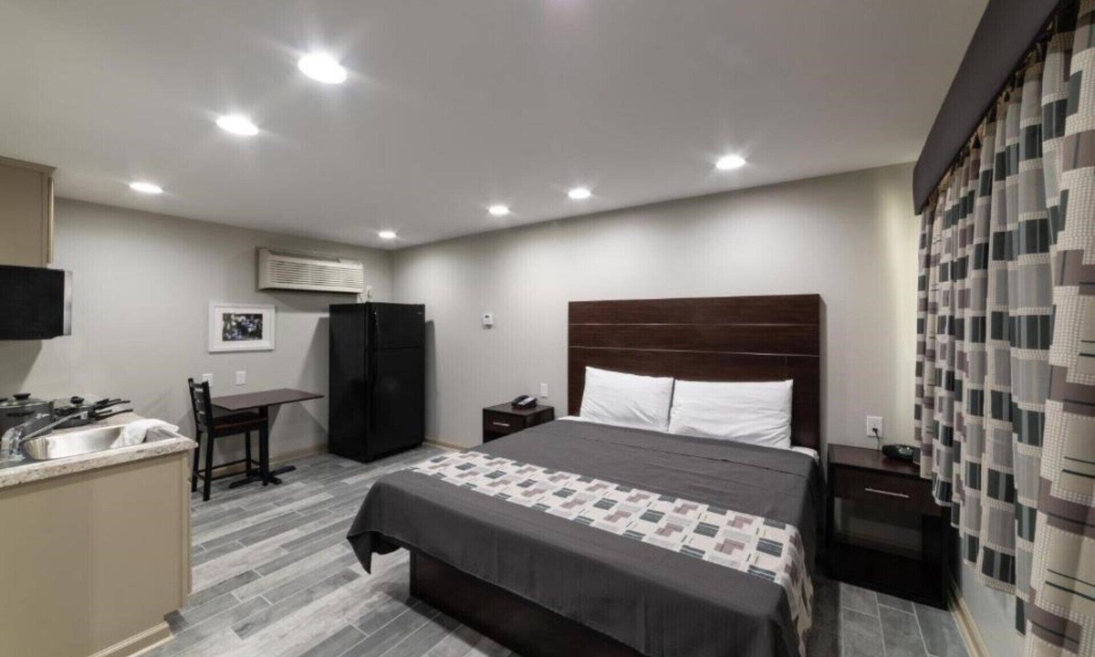 Park Forest - LA North Apartment | Studio, 1 King Bed, Kitchenette - Non-Smoking