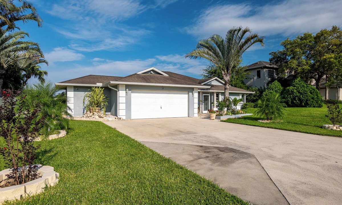 Bonita Springs House | Stunning Lakefront Solar Heated Pool & Spa House! Close to the Beach!