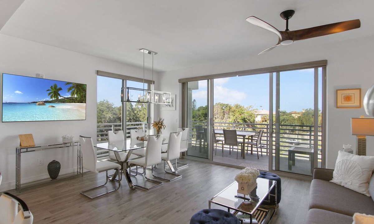 Central Sarasota Condo | Stylish 2/2 CORNER UNIT Pool View w/2 terraces 4th Floor