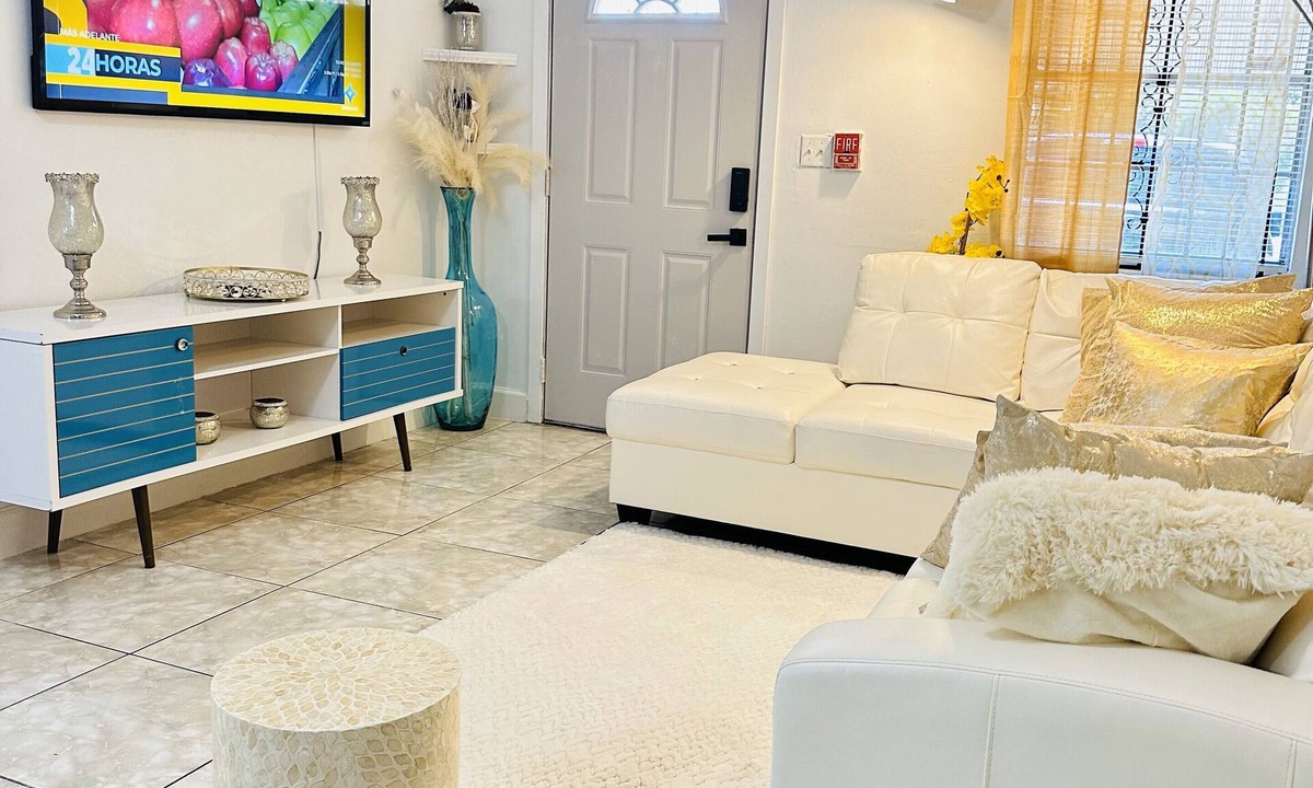 Miami Gardens House | Stylish 2BR 2BTH ideal World Cup host 5 mins from Hard Rock Stadium & beaches.