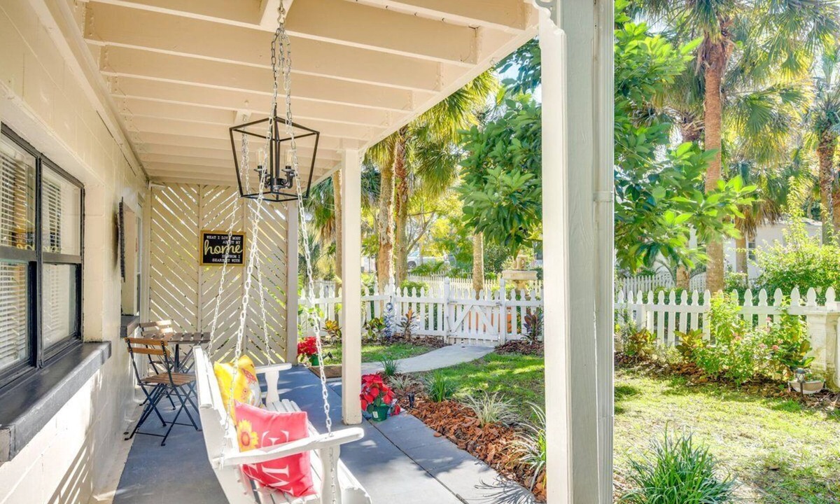 DeLand House | Stylish 2BR Downtown DeLand Outdoor Fire Pit & Relaxed Vibes