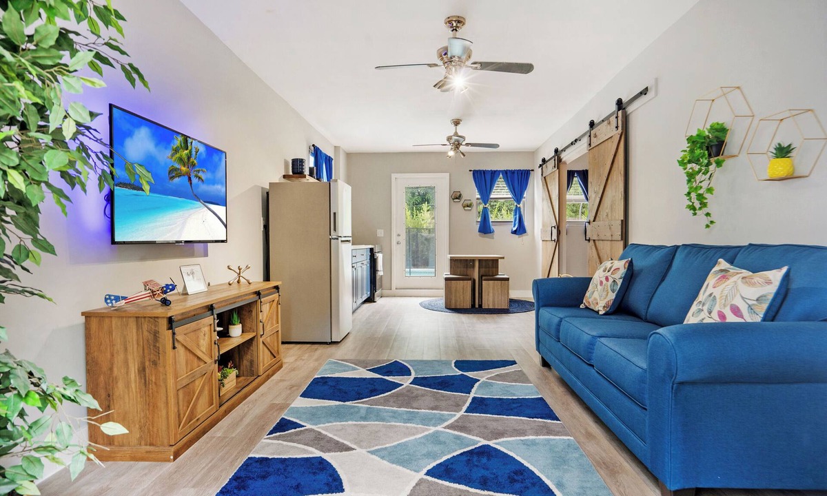 Golden Glades House | Stylish North Miami Guesthouse with King Bed, Parking, WIFI