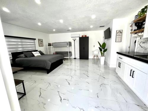 Ludlam Bed & Breakfast | Stylish Studio Retreat Private Entry and Parking