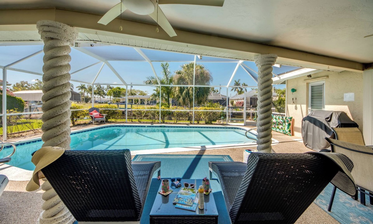 Caloosahatchee House | Sunny and Bright! Gulf access, kayaks, bikes, DOCKSIDE DREAMS, Villa 15