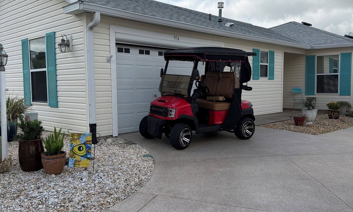 Sabal Chase Villa | Sunny Days 3-bedroom villa 1 mile S of Lake Sumter! Golf Cart Included!