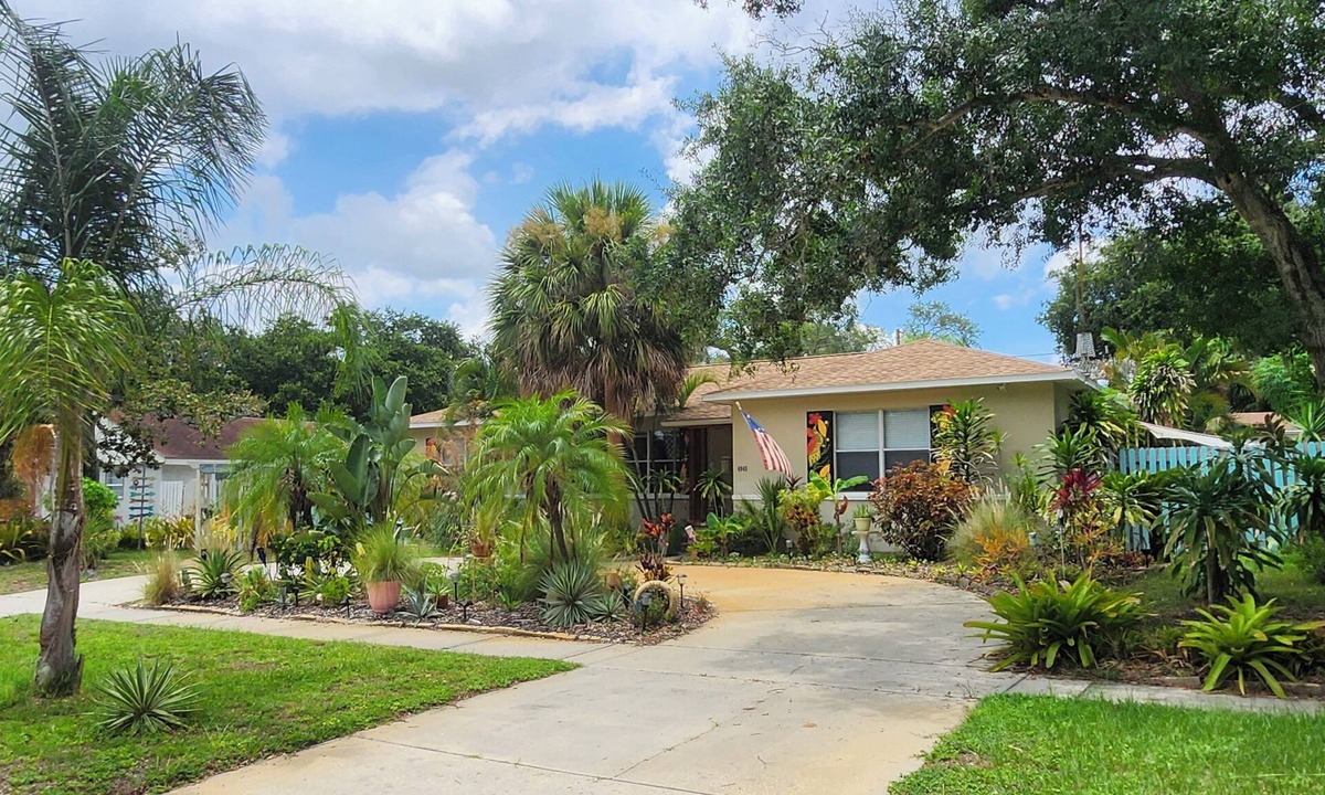 United Central House | Sunny priv. entrance suite & bathroom w/patio close to beach & Downtown