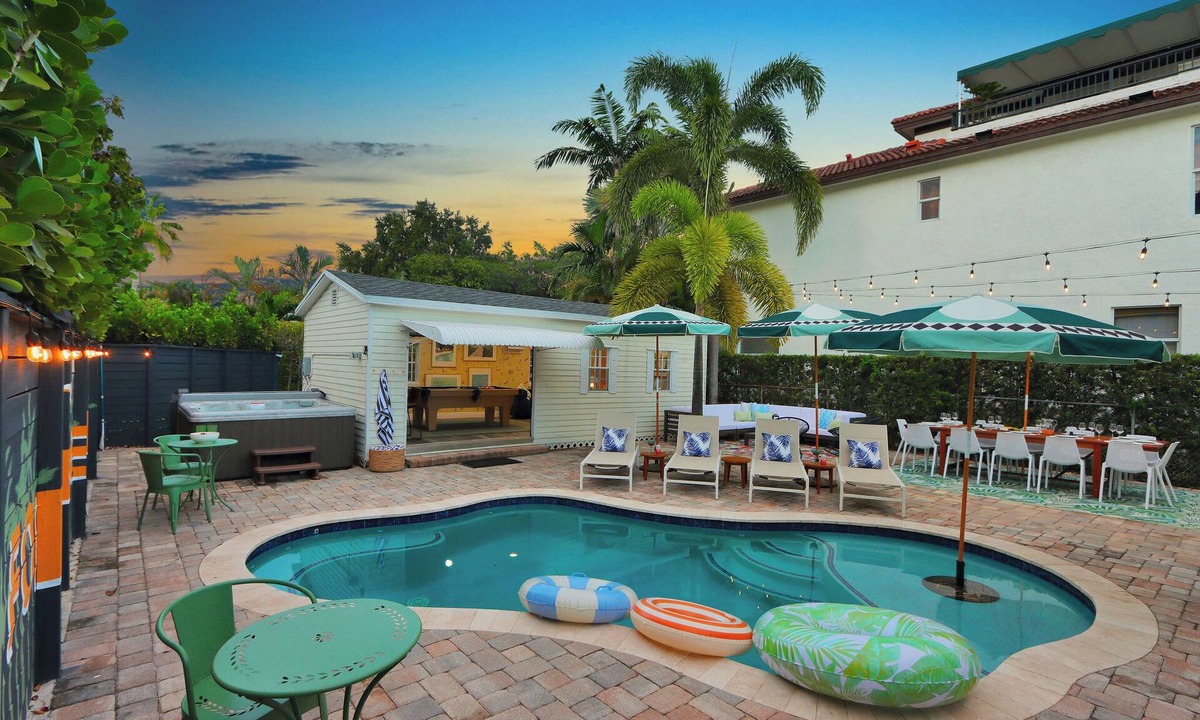 Victoria Park House | Sunshine Sippin' Oasis Luxury Design/Location/Heated Pool/Hot Tub/Putting Green