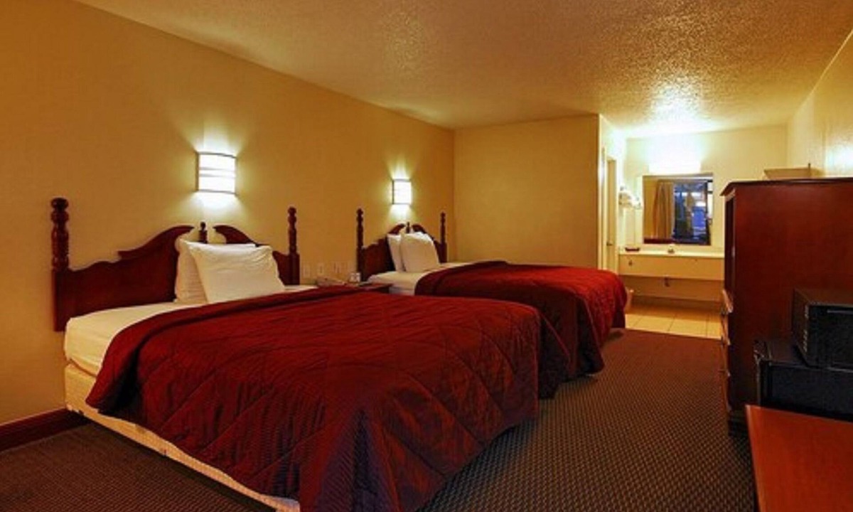 Ferry Pass Hotel | Super 6 Inn & Suites