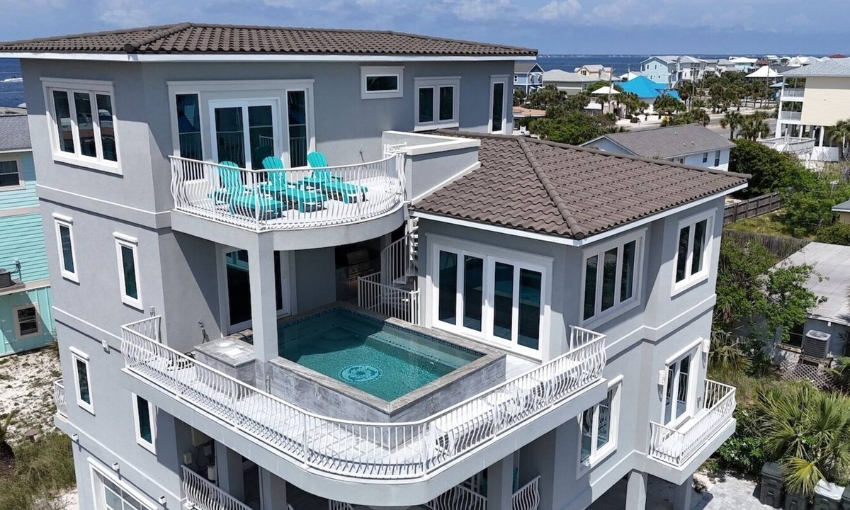 Villa Primera House | Surf and City 🏝️ Modern Luxury with Beach Access + Balcony Pool + Rooftop Deck