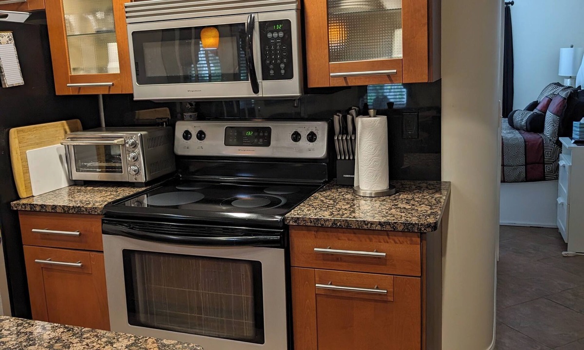 Lutz Condo | Tantastic King bed, updated, private Lanai in a clothing optional resort.