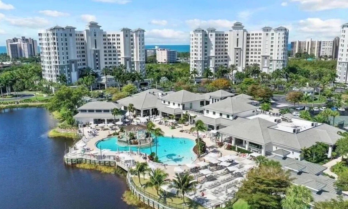 Vanderbilt Beach Condo | Terrific 3-bedroom condo in The Dunes on Vanderbilt Beach.