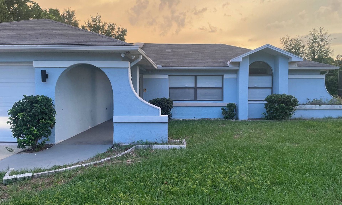 Spring Hill House | Terrific 3-bedroom house with bird caged swimming pool in Spring Hill