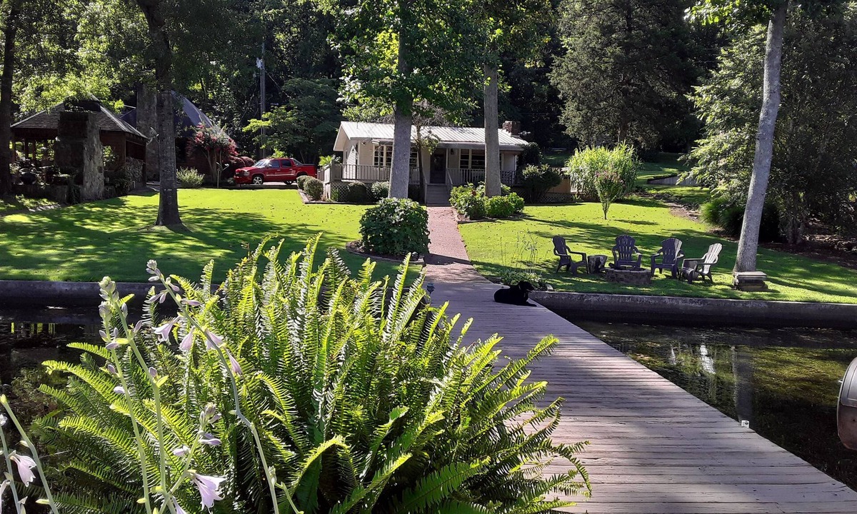 Guntersville House | THE CABIN IN THE HOLLOW Main channel, waterfront, deep water dock, pet friendly