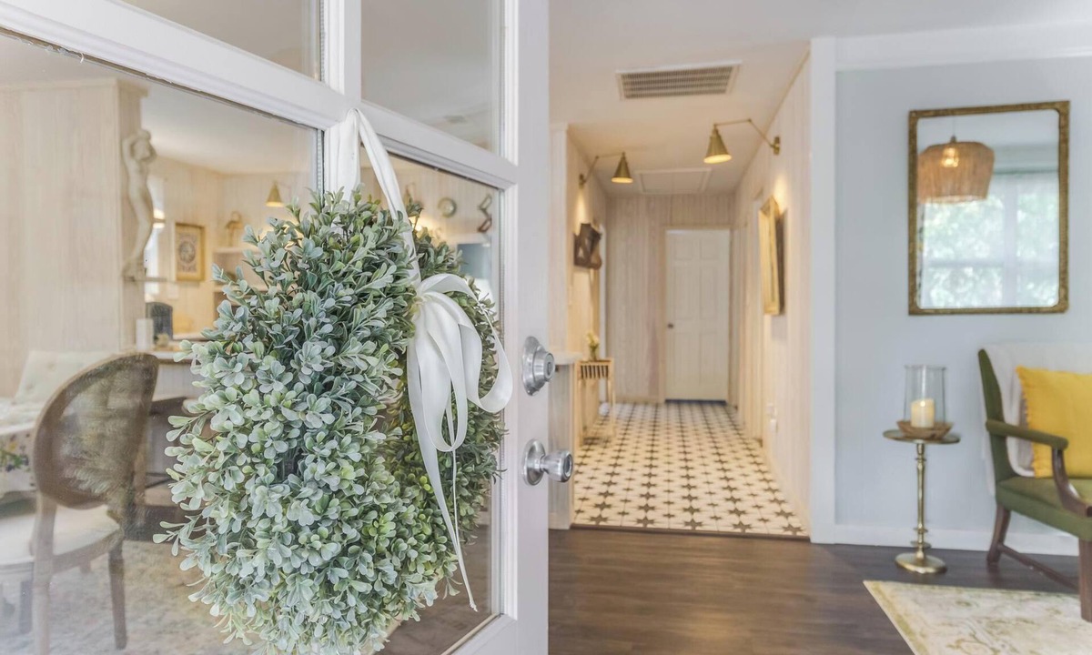 Biloxi Cottage | The Disco Mermaid Cottage, located in downtown Ocean Springs. Fully stocked!