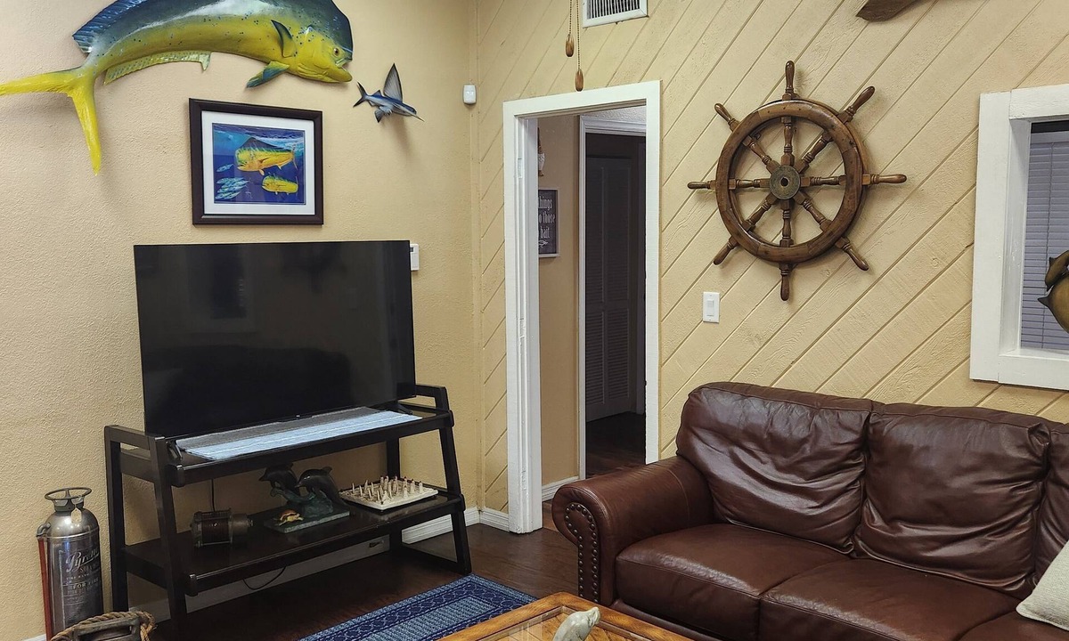 Le Barons Of Titusville Apartment | The Dolphin Flat