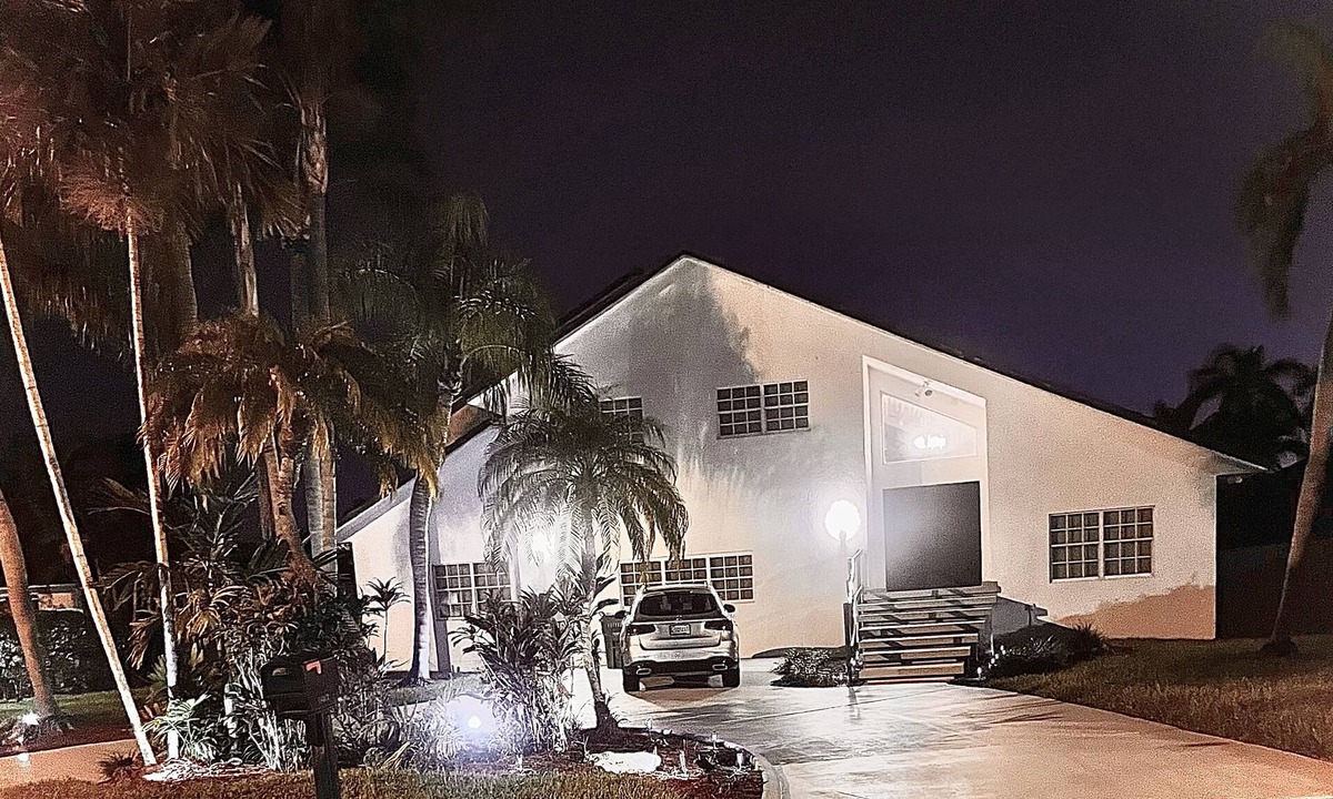 Tamiami House | The Gaudium House Spacious, peaceful, Pool, Game room, close to attractions