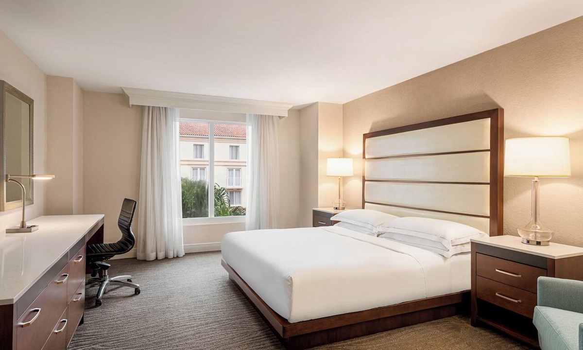 Park Shore Hotel | The Getaway You’ve Been Looking For! Outdoor Swimming Pool, Free Parking!