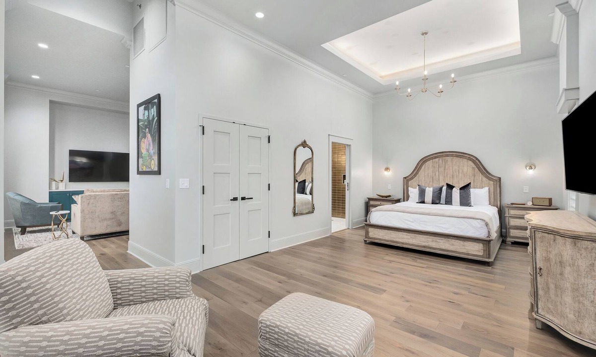 Cullman Hotel | The Heritage Suite | 5 Minutes from I65 | In the heart of Cullman