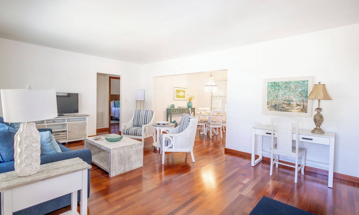 Stuart House | The Hibiscus Haven~ centrally located near hospital/downtown Stuart