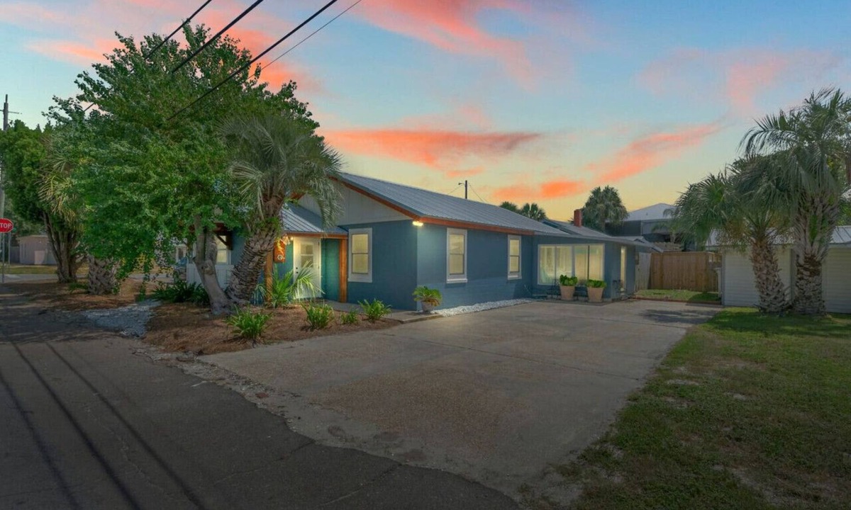 Bid-a-wee Beach House | The Lost Pearl ~ Historic Dog-Friendly Cottage by Private Bid-A-Wee Beach