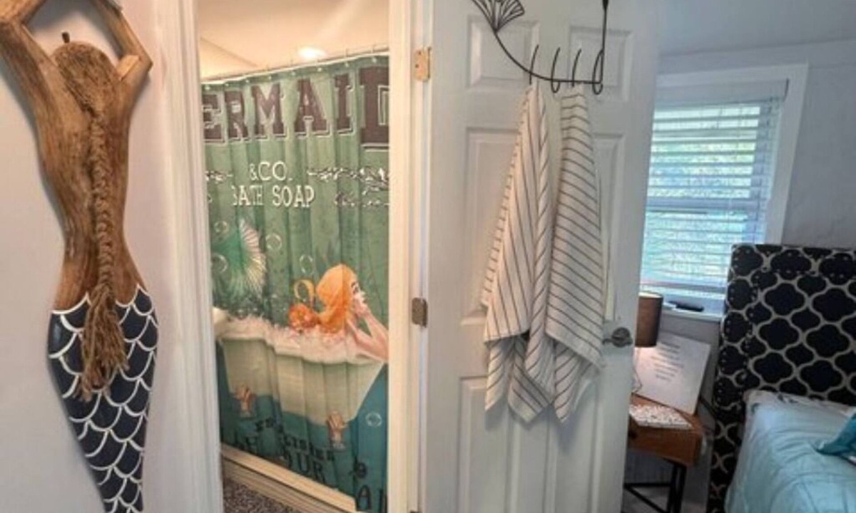 Weeki Wachee Gardens Apartment | The Muddy Mermaid - Neptune's Grotto Old Florida Adventure Retreats