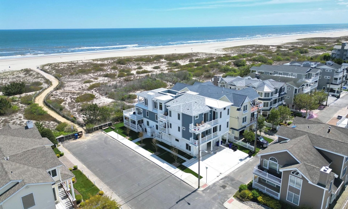 Gold Coast House | The Sand Crab - Unit A - New Ocean front 5BR Condo, Sleeps 14