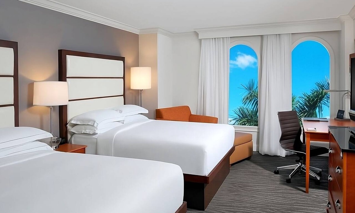 Park Shore Hotel | The Smart Choice for Your Next Getaway! 3 Units, Outdoor Pool, Free Parking!
