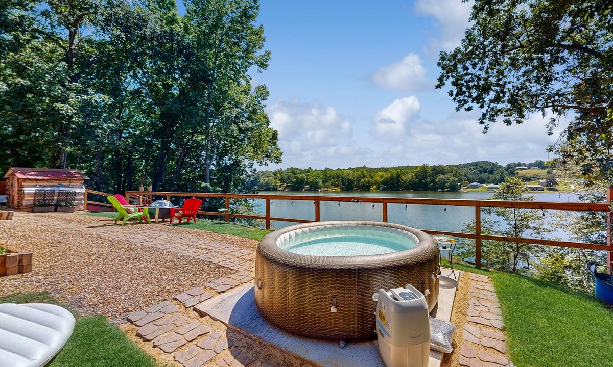 Delta House | Tiny House with wifi, private W/D, lake views + dog friendly