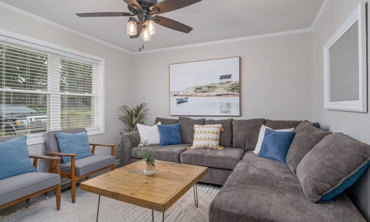 Northport House | Tipsy Tide - 2.9 miles to UA - 6 HDTVs!
