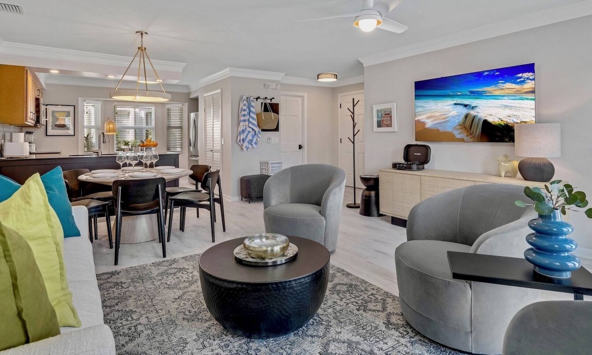 Old Town Condo | *TOP OF OLD TOWN @ DUVAL SQUARE* Home + Last Key White Glove Service.