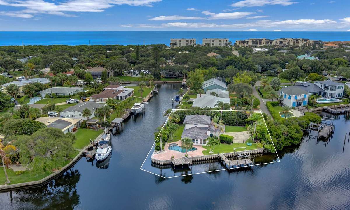 Central Beach House | Tranquil Retreat, private, peaceful and gorgeous views. Your own private oasis
