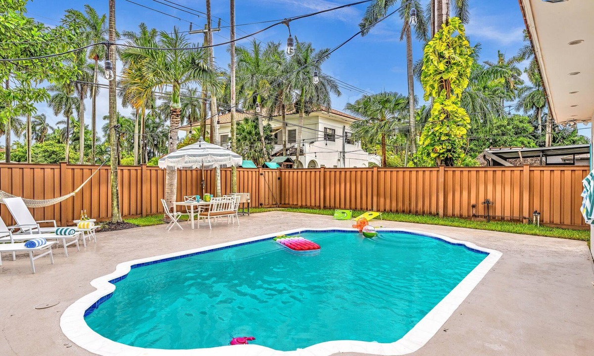 South Lake House | Tropical Oasis w pool 10mins airport-5mins Beach