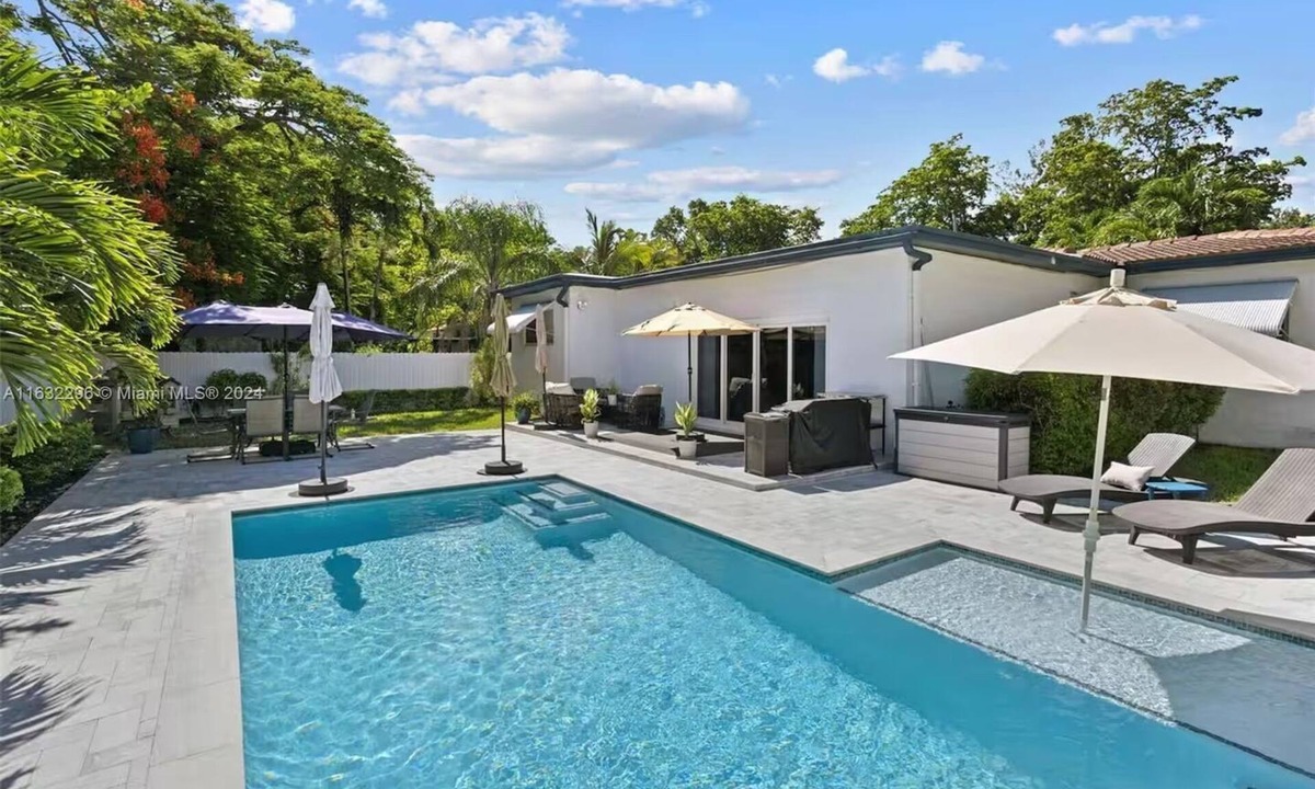 Biscayne Park House | Tropical Oasis w pool, AC 10 mins from beach and Brickell