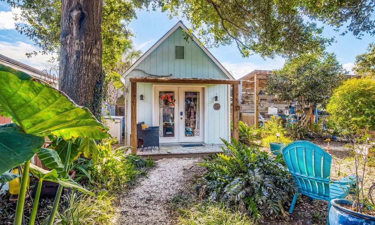 East Hill Cottage | Tropical Zen Garden & Cottage Oasis Bliss!