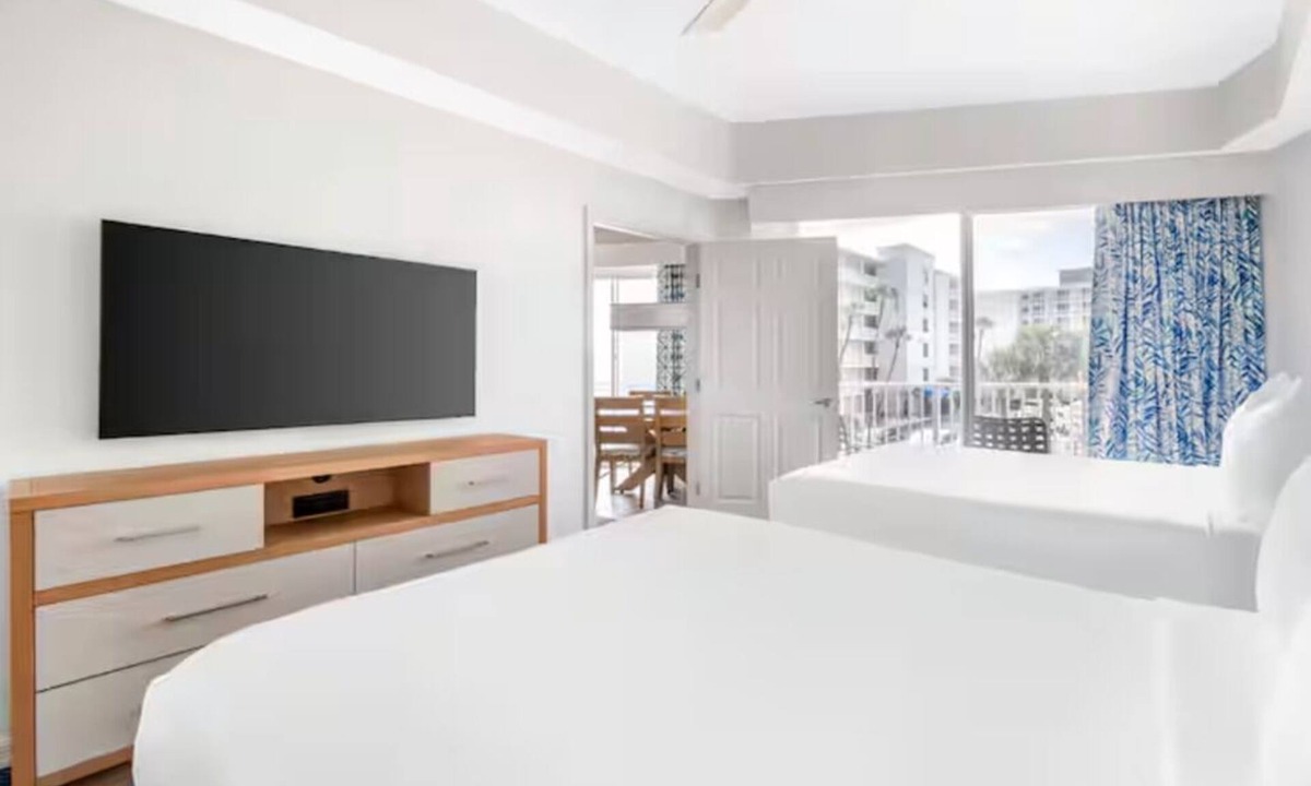 Seminole Park Hotel | TWO 2BR Suite for Family Fun, Lagoon Adventures & Sand Play - Ideal for Group