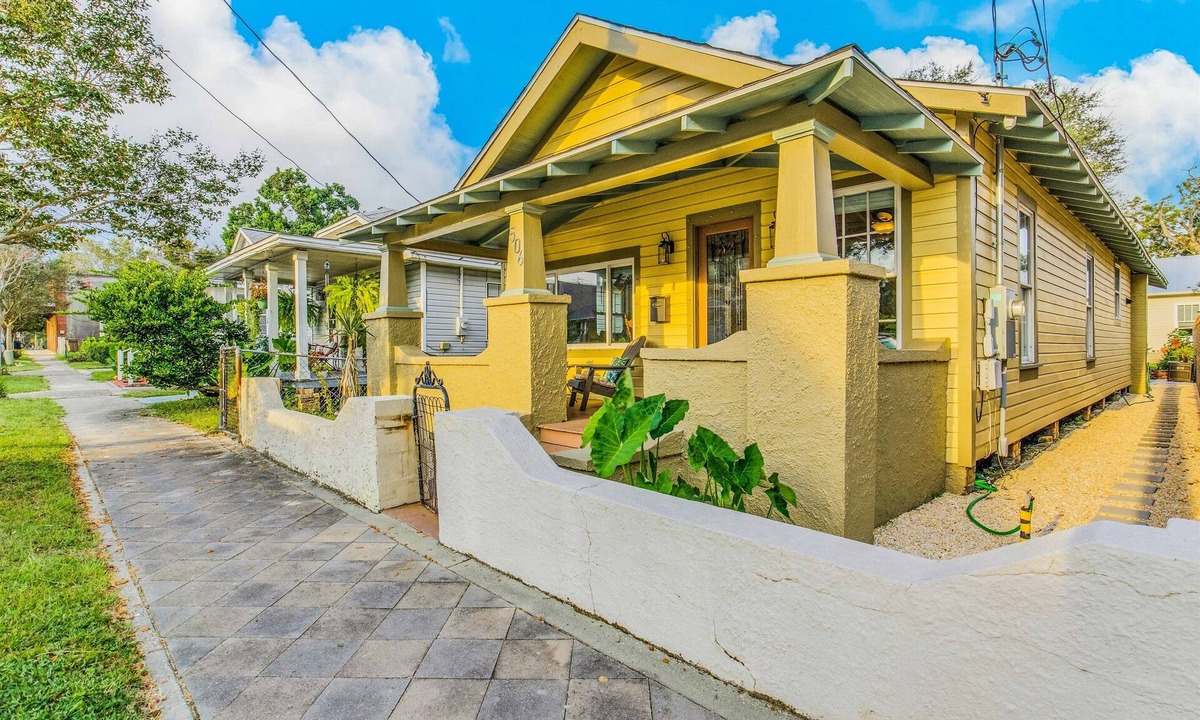 Old East Hill House | Two Couples, 2 Primary Suites, 1 BoHo GardenHouse