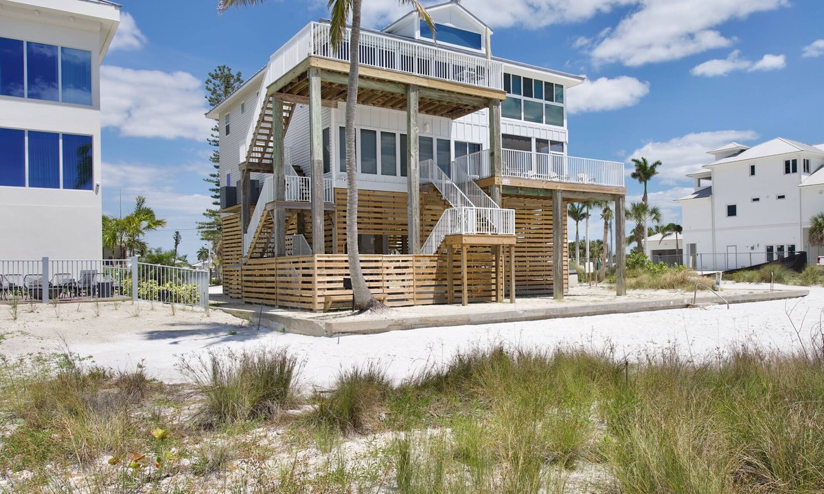 Mid Island House | Unobstructed views of the beach from Lone Palm Retreat