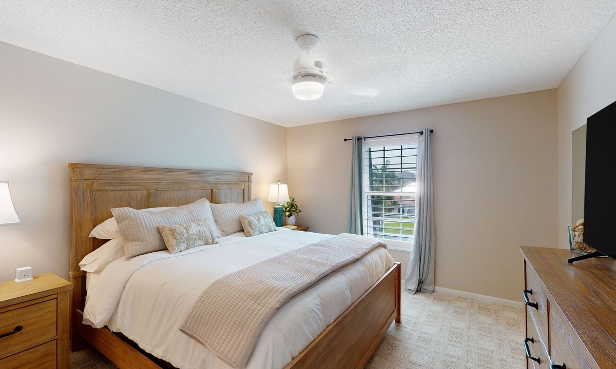 Park Shore Condo | Updated condo in Park Shore! Near beach, Venetian Village and Waterside Shops.