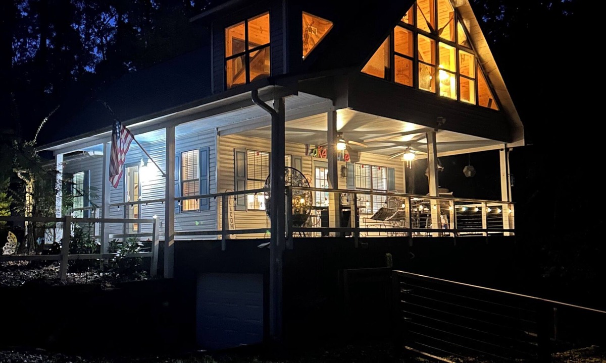 Iuka House | Updated! Cozy Pickwick home overlooking Safe Harbor Aqua Yacht Marina Sleeps 10+