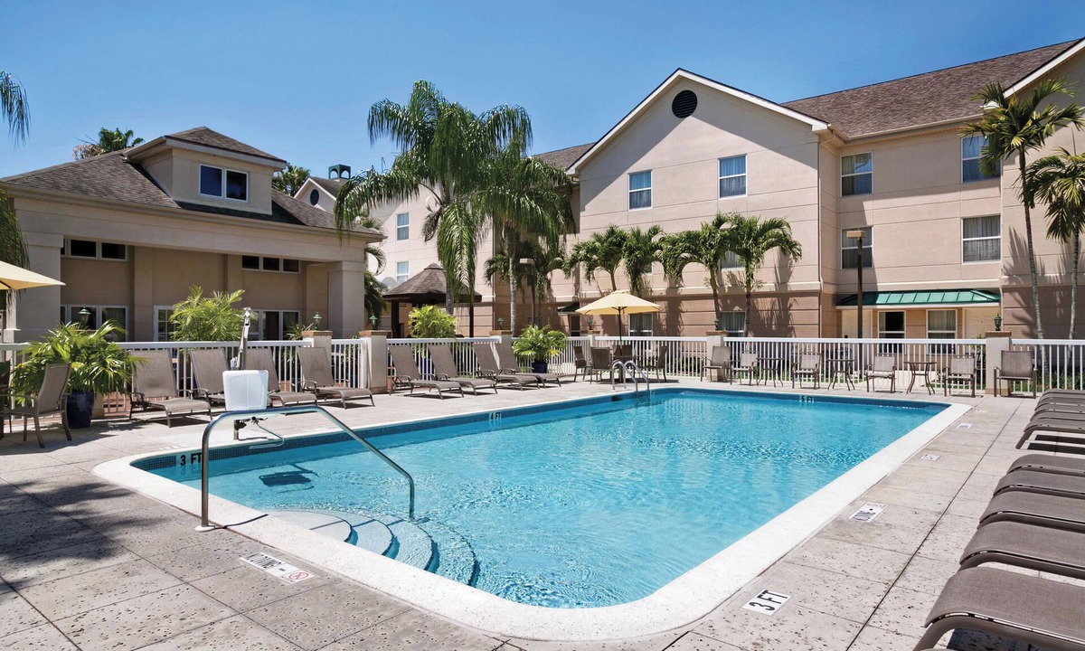 Villas Hotel | Vacation Starts Here! Outdoor Pool and BBQ Facilities, Near Fish Tale Marina!