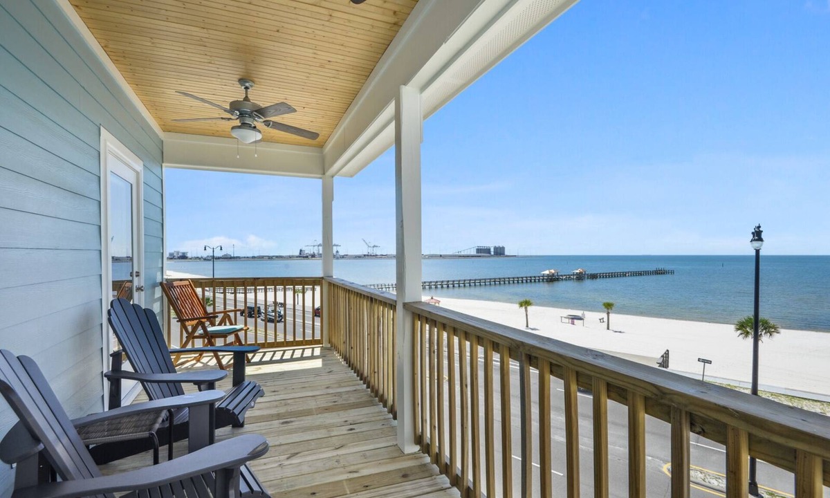 Gulfport House | Vacation Vibes - Beachfront Home/Steps to the water 10 min to downtown Gulfport