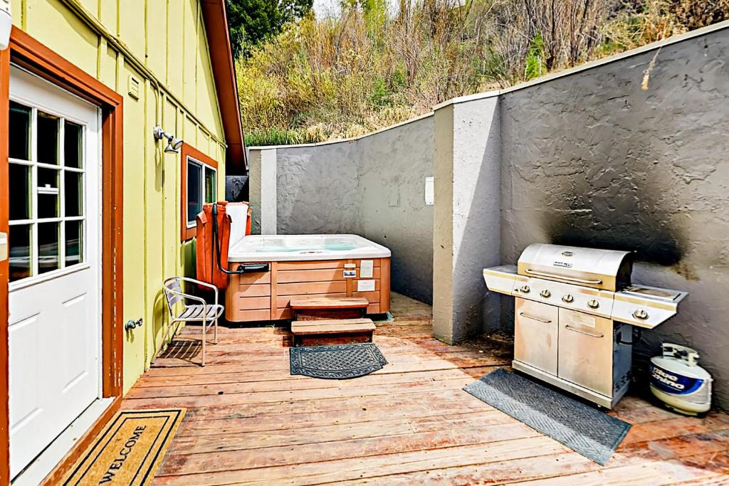 Intermountain Apartment | Valley View